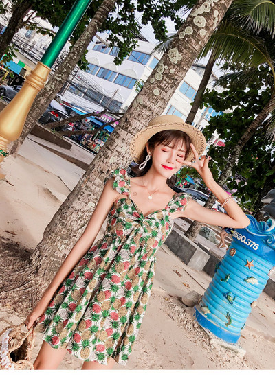 Modern női ruha pántokkal és V-nyakkal