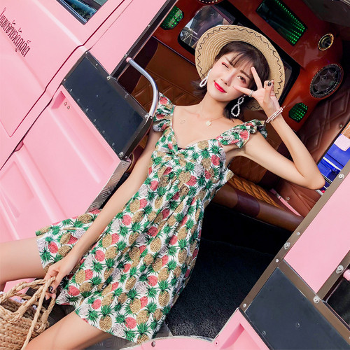 Modern női ruha pántokkal és V-nyakkal