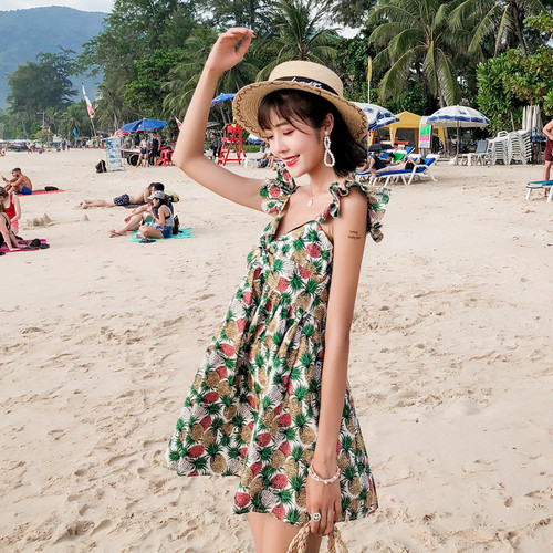 Modern női ruha pántokkal és V-nyakkal