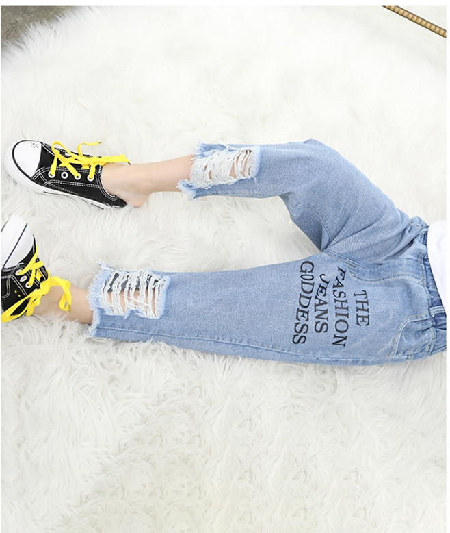 Παιδικά τζιν για κορίτσια με επιγραφές και σχισμένα μοτίβα