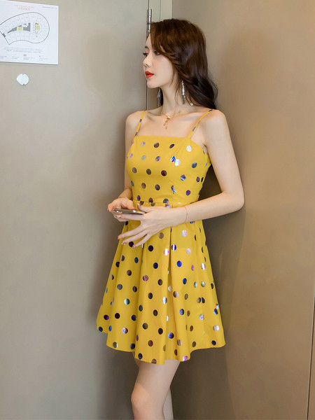 Μοντέρνο γυναικείο φόρεμα με λεπτές λωρίδες σε κίτρινο χρώμα