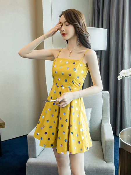 Μοντέρνο γυναικείο φόρεμα με λεπτές λωρίδες σε κίτρινο χρώμα