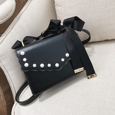 Μοντέρνα γυναικεία έκο δερμάτινη τσάντα σε τρία χρώματα με διακοσμητικά μαργαριτάρια και κορδέλα