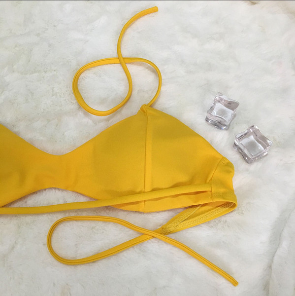 Stílusos női fürdőruha sárga színben, fém rögzítéssel