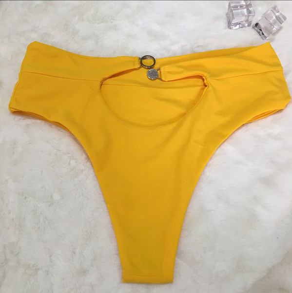 Stílusos női fürdőruha sárga színben, fém rögzítéssel