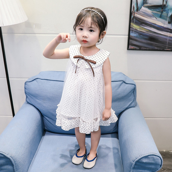 Modern gyerekruha fehér színben, szalaggal