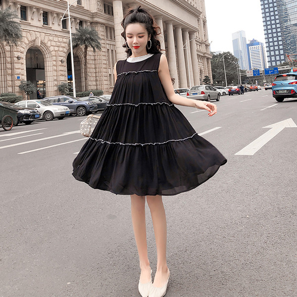 Stílusos női ruha fehér és fekete színben, szalaggal