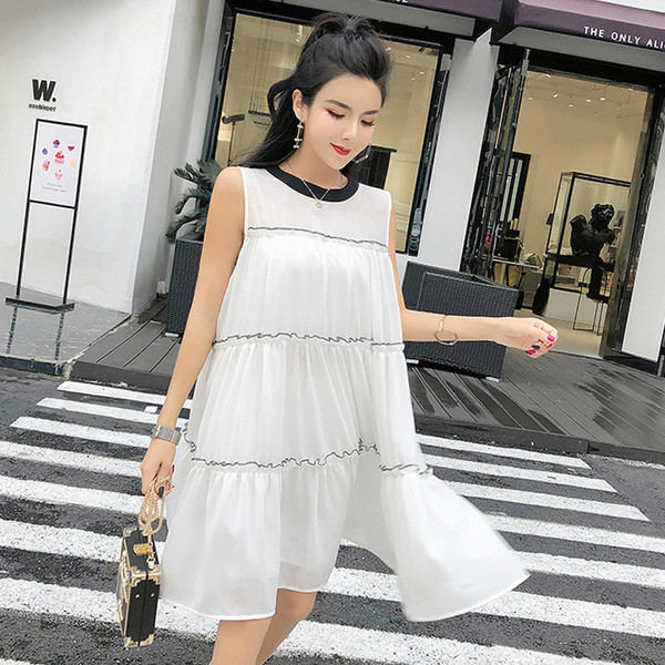 Stílusos női ruha fehér és fekete színben, szalaggal