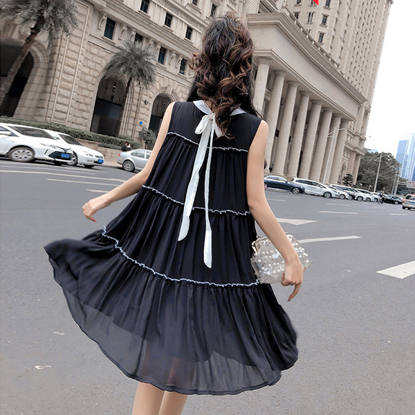 Stílusos női ruha fehér és fekete színben, szalaggal