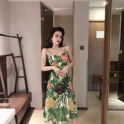 Stílusos női ruha csupasz háttal, virágos motívumokkal