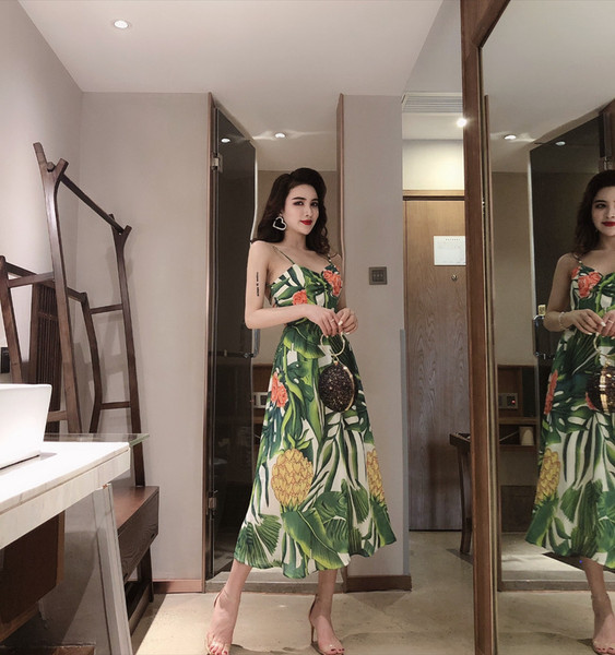 Stílusos női ruha csupasz háttal, virágos motívumokkal