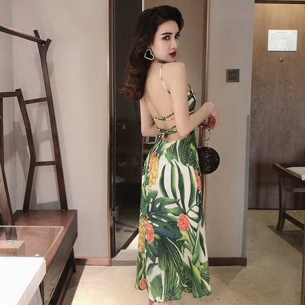 Stílusos női ruha csupasz háttal, virágos motívumokkal