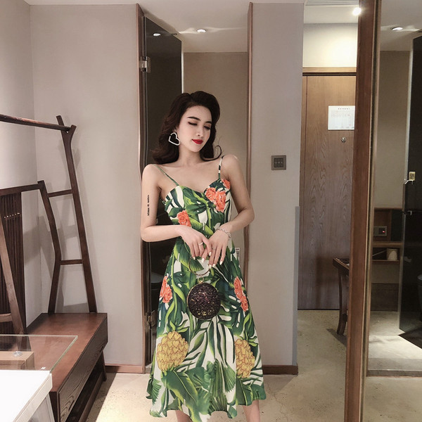 Stílusos női ruha csupasz háttal, virágos motívumokkal