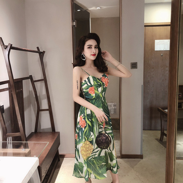 Stílusos női ruha csupasz háttal, virágos motívumokkal