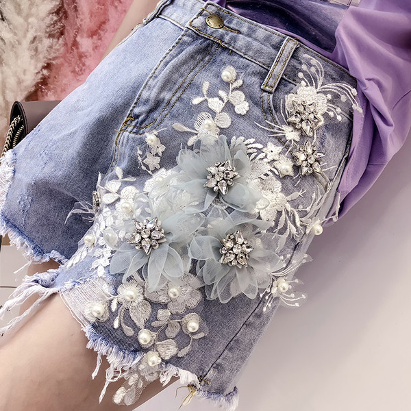 Pantaloni scurți moderni de damă cu talie înaltă și elemente 3D