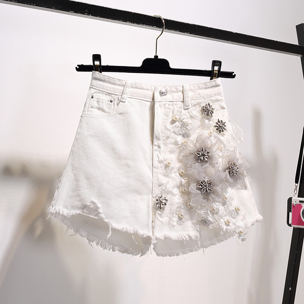 Pantaloni scurți moderni de damă cu talie înaltă și elemente 3D