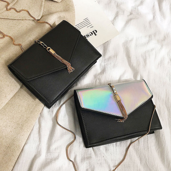 Stílusos női táska irizáló színekben, 3D fém elemekkel és hosszú fémlánccal