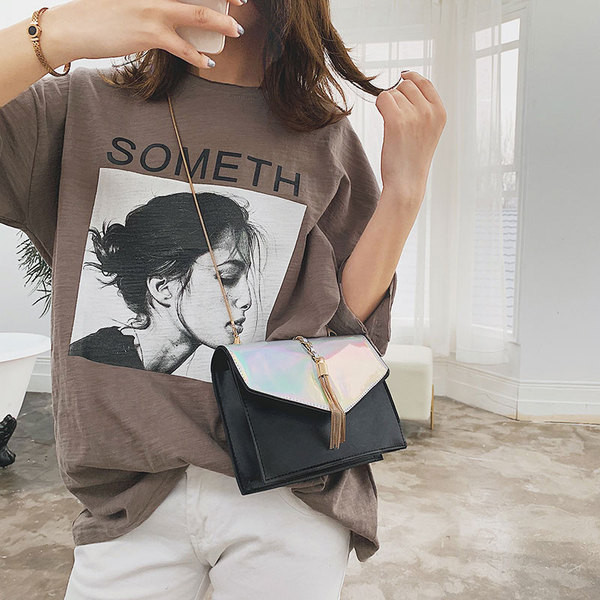 Stílusos női táska irizáló színekben, 3D fém elemekkel és hosszú fémlánccal