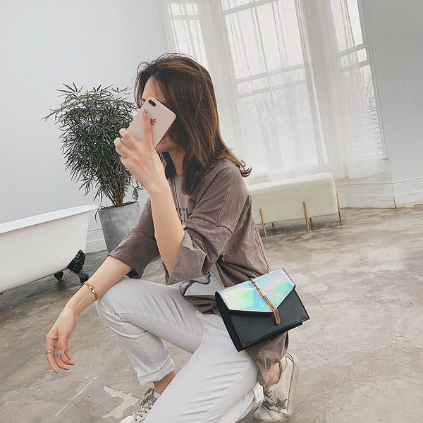 Stílusos női táska irizáló színekben, 3D fém elemekkel és hosszú fémlánccal