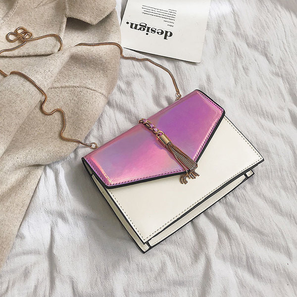 Stílusos női táska irizáló színekben, 3D fém elemekkel és hosszú fémlánccal