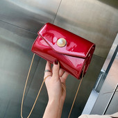 Stílusos lakkbőr kézitáska négy színben 3D elemmel és hosszú fémlánccal