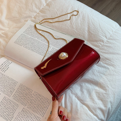 Stílusos lakkbőr kézitáska négy színben 3D elemmel és hosszú fémlánccal