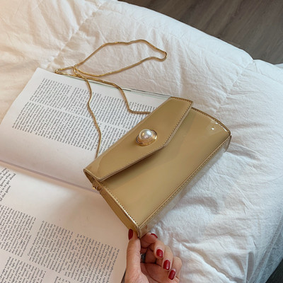 Stílusos lakkbőr kézitáska négy színben 3D elemmel és hosszú fémlánccal