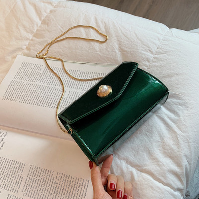 Stílusos lakkbőr kézitáska négy színben 3D elemmel és hosszú fémlánccal