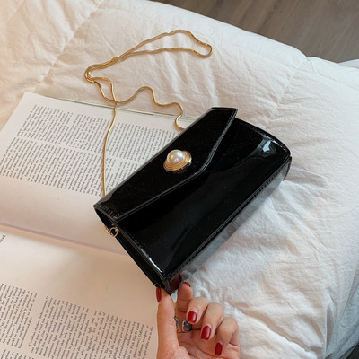 Stílusos lakkbőr kézitáska négy színben 3D elemmel és hosszú fémlánccal