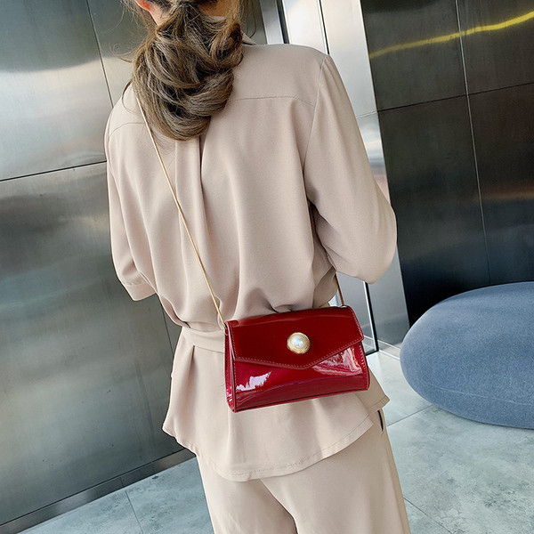 Stílusos lakkbőr kézitáska négy színben 3D elemmel és hosszú fémlánccal