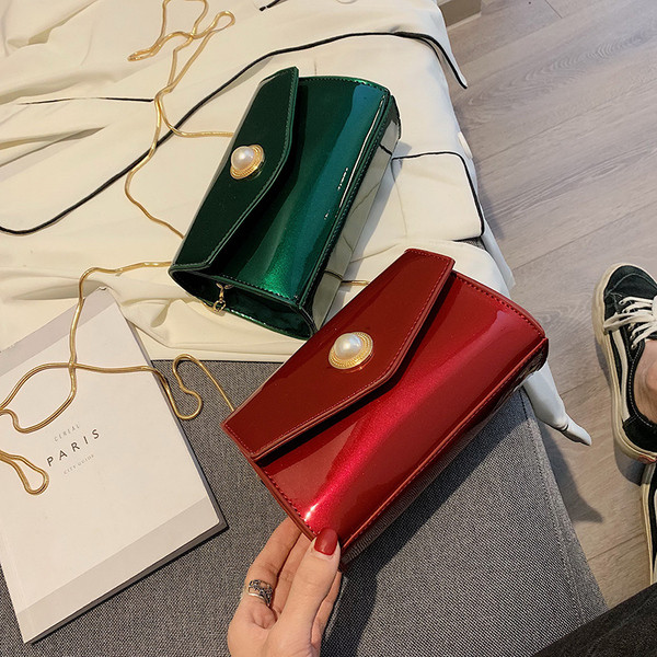 Stílusos lakkbőr kézitáska négy színben 3D elemmel és hosszú fémlánccal