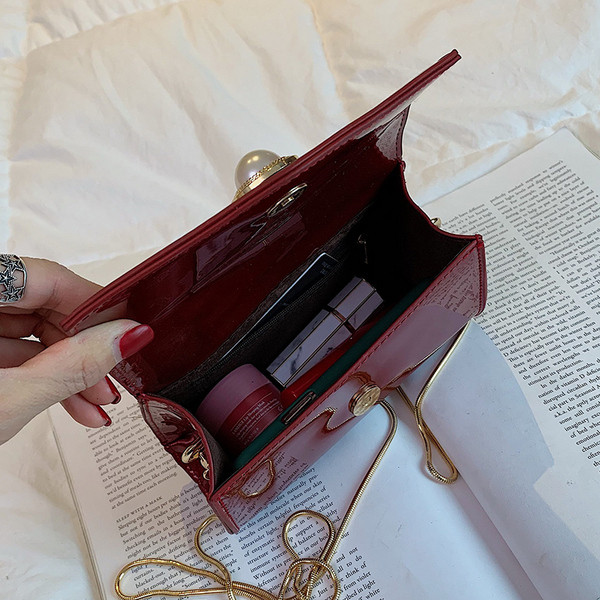 Stílusos lakkbőr kézitáska négy színben 3D elemmel és hosszú fémlánccal