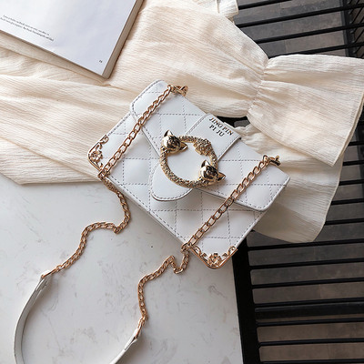 Stílusos női táska négy színben fém díszítéssel és hosszú fémlánccal