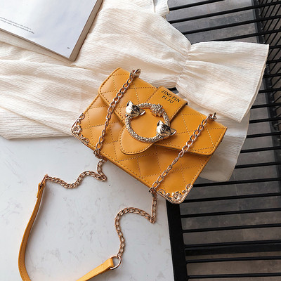 Stílusos női táska négy színben fém díszítéssel és hosszú fémlánccal