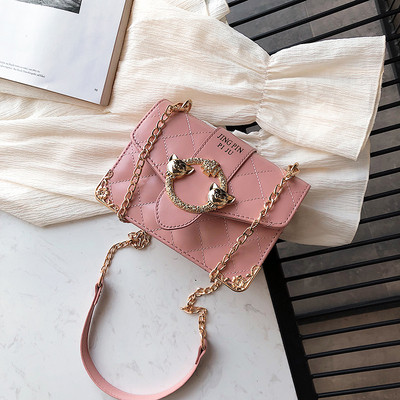 Stílusos női táska négy színben fém díszítéssel és hosszú fémlánccal