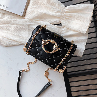 Stílusos női táska négy színben fém díszítéssel és hosszú fémlánccal