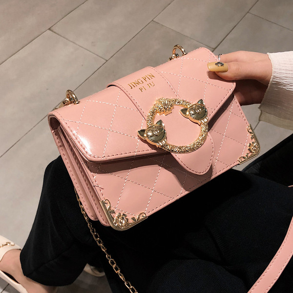 Stílusos női táska négy színben fém díszítéssel és hosszú fémlánccal