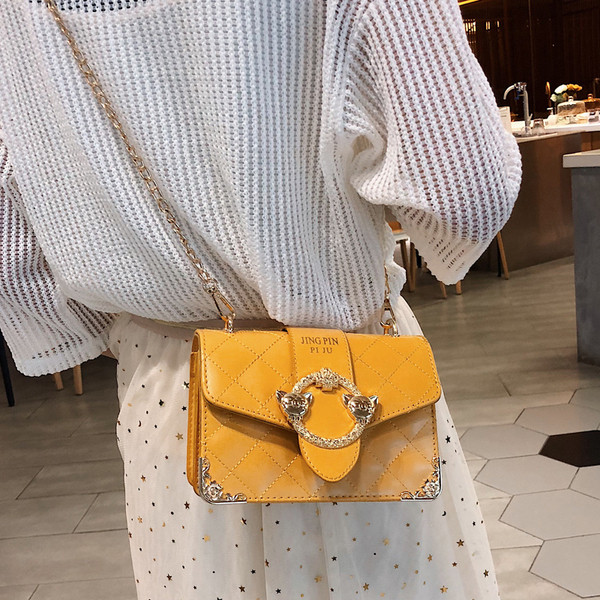 Stílusos női táska négy színben fém díszítéssel és hosszú fémlánccal