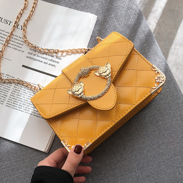 Stílusos női táska négy színben fém díszítéssel és hosszú fémlánccal