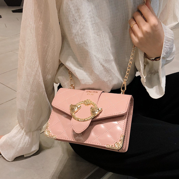 Stílusos női táska négy színben fém díszítéssel és hosszú fémlánccal