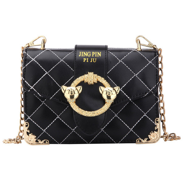 Stílusos női táska négy színben fém díszítéssel és hosszú fémlánccal