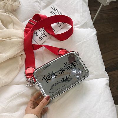 Μοντέρνα  γυναικεία λουστρίν τσάντα  σε τέσσερα χρώματα με εφαρμογή και μεγάλη λαβή