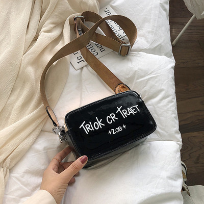 Μοντέρνα  γυναικεία λουστρίν τσάντα  σε τέσσερα χρώματα με εφαρμογή και μεγάλη λαβή