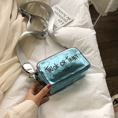 Μοντέρνα  γυναικεία λουστρίν τσάντα  σε τέσσερα χρώματα με εφαρμογή και μεγάλη λαβή