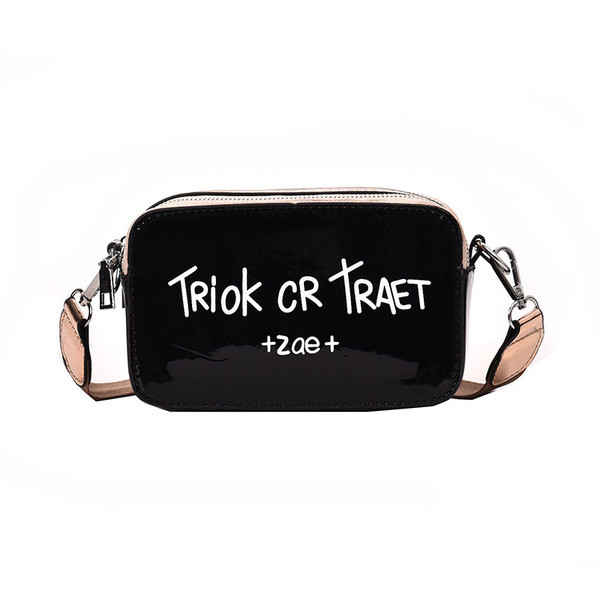 Μοντέρνα  γυναικεία λουστρίν τσάντα  σε τέσσερα χρώματα με εφαρμογή και μεγάλη λαβή