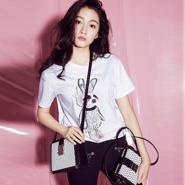 Stílusos női póló fehér színben, rátéttel