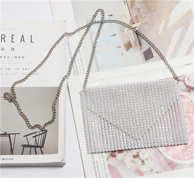 Elegáns kis táska hosszú füllel, fényes hatással több színben