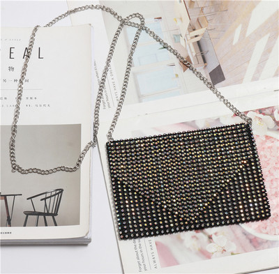 Elegáns kis táska hosszú füllel, fényes hatással több színben