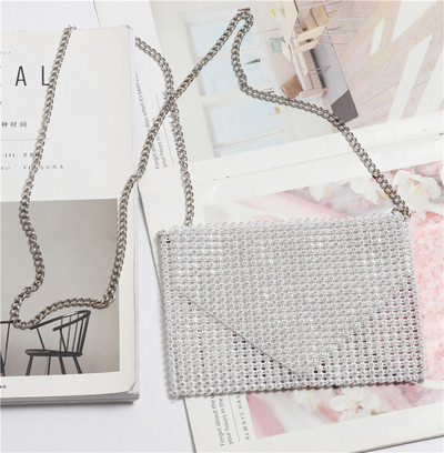 Elegáns kis táska hosszú füllel, fényes hatással több színben