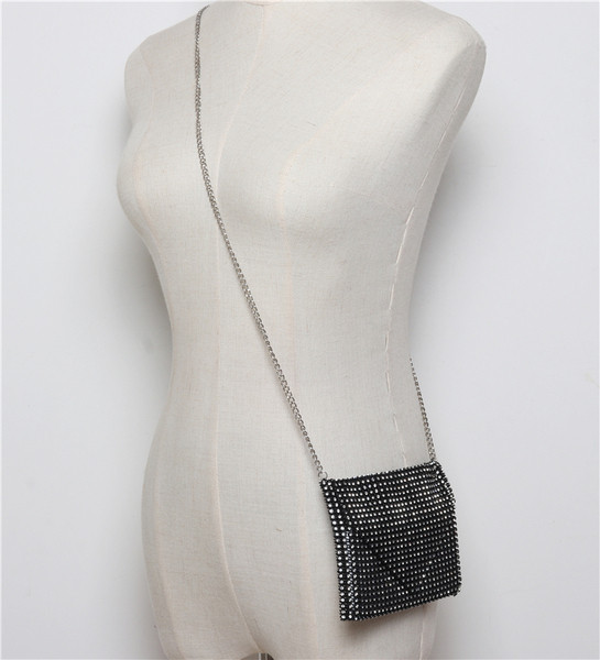 Elegáns kis táska hosszú füllel, fényes hatással több színben